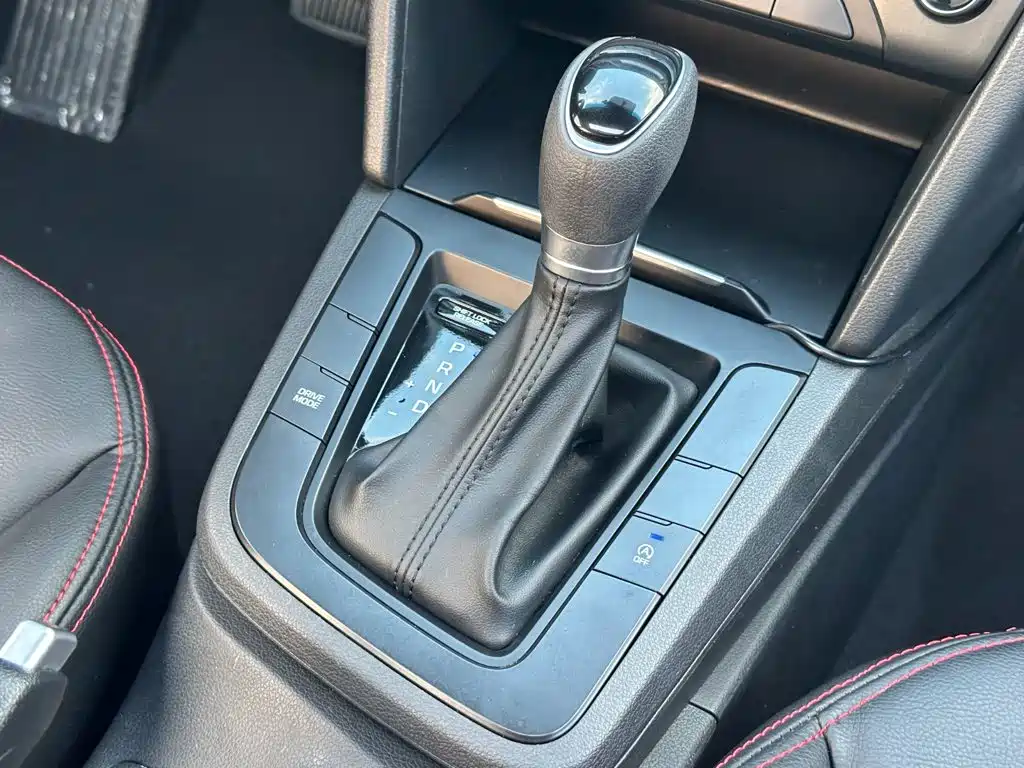 Hyundai Elantra — фото 11