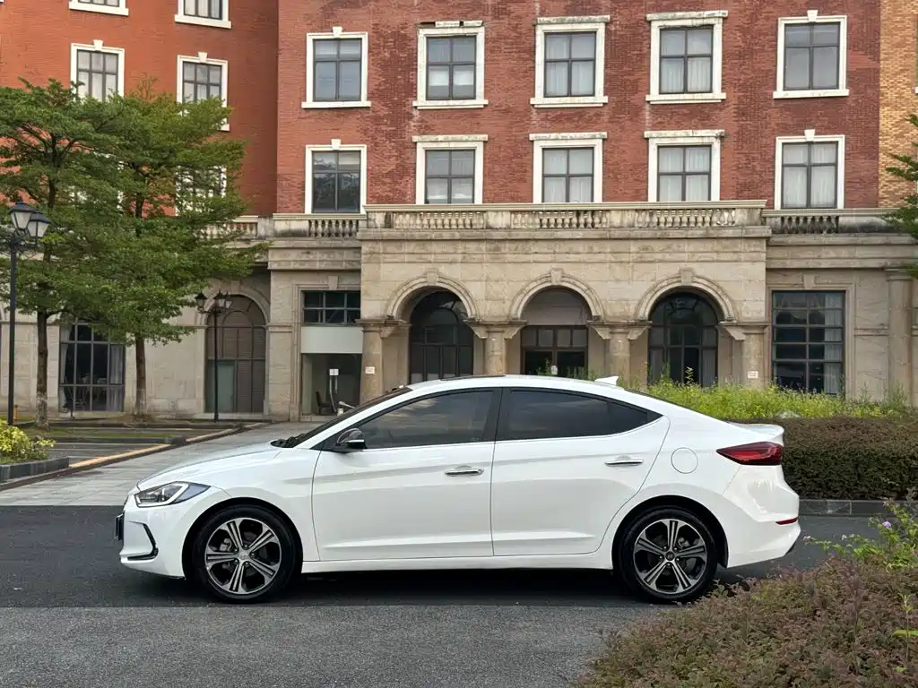 Hyundai Elantra — фото 13