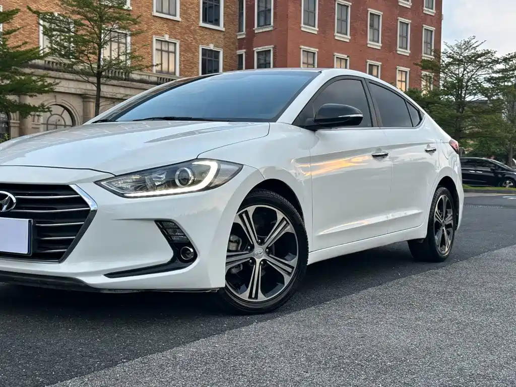 Hyundai Elantra — фото 14