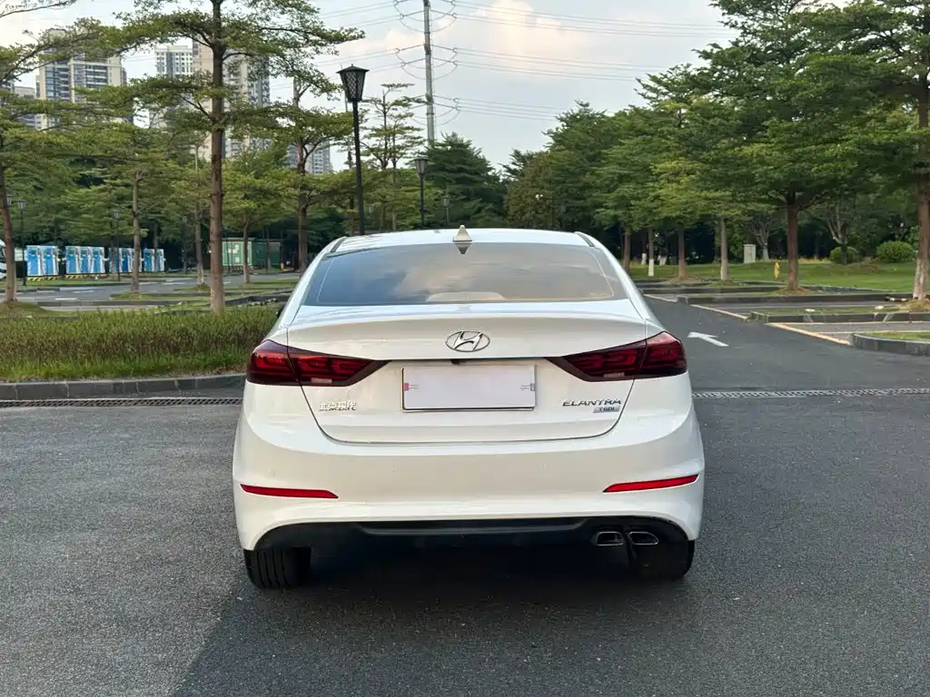 Hyundai Elantra — фото 17