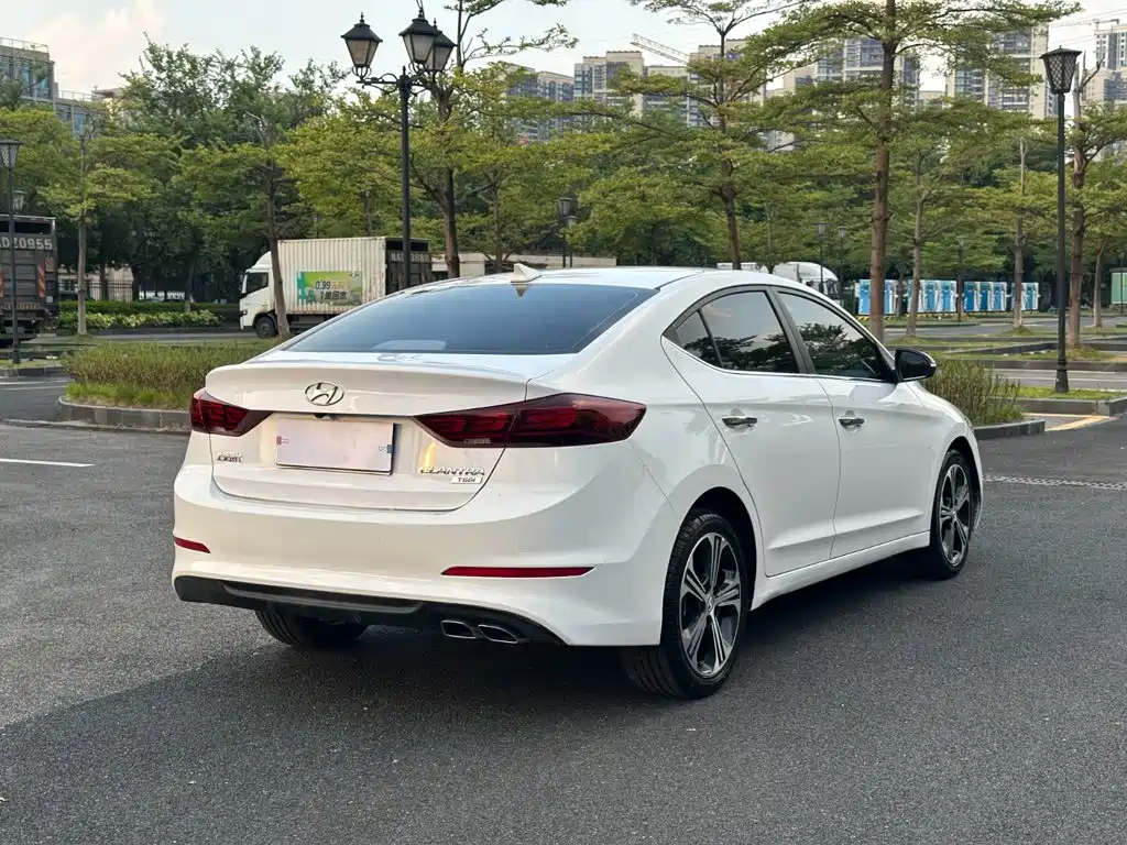 Hyundai Elantra — фото 18