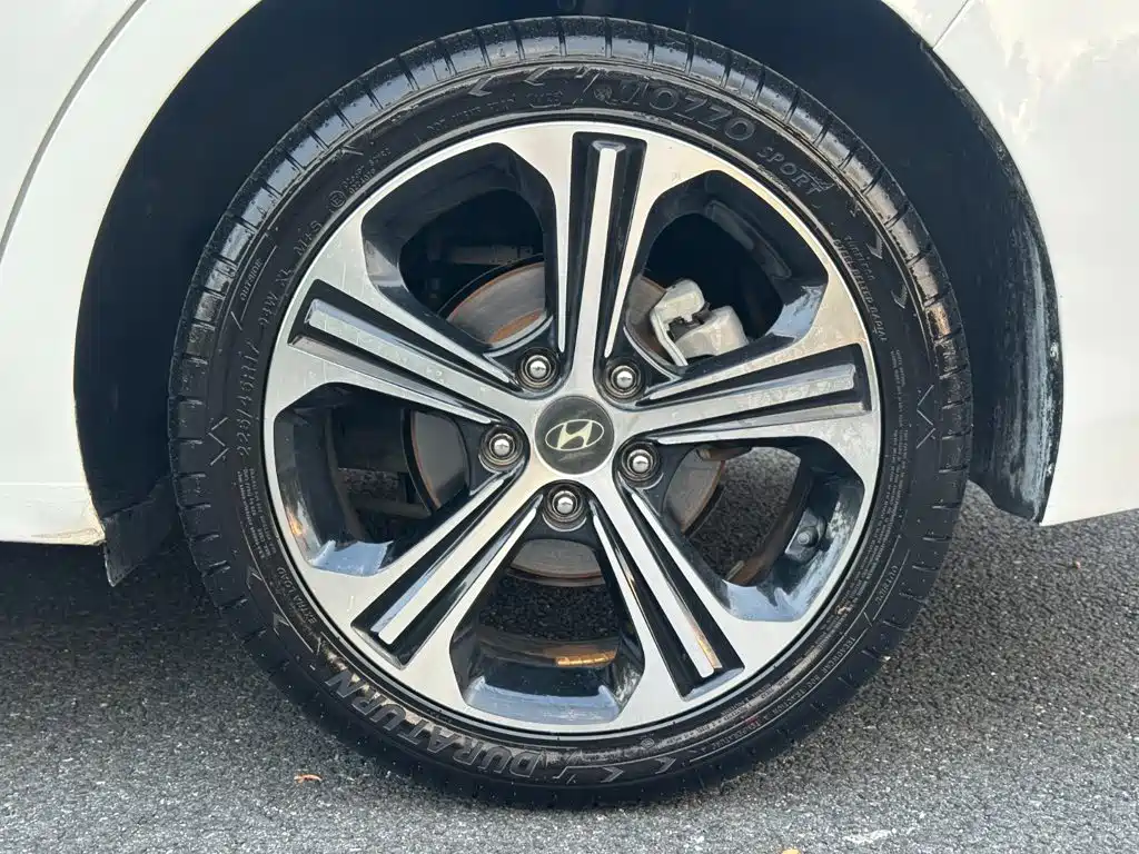 Hyundai Elantra — фото 19