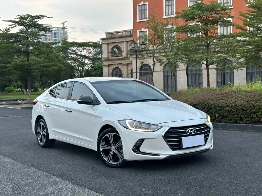 Hyundai Elantra — фото 3