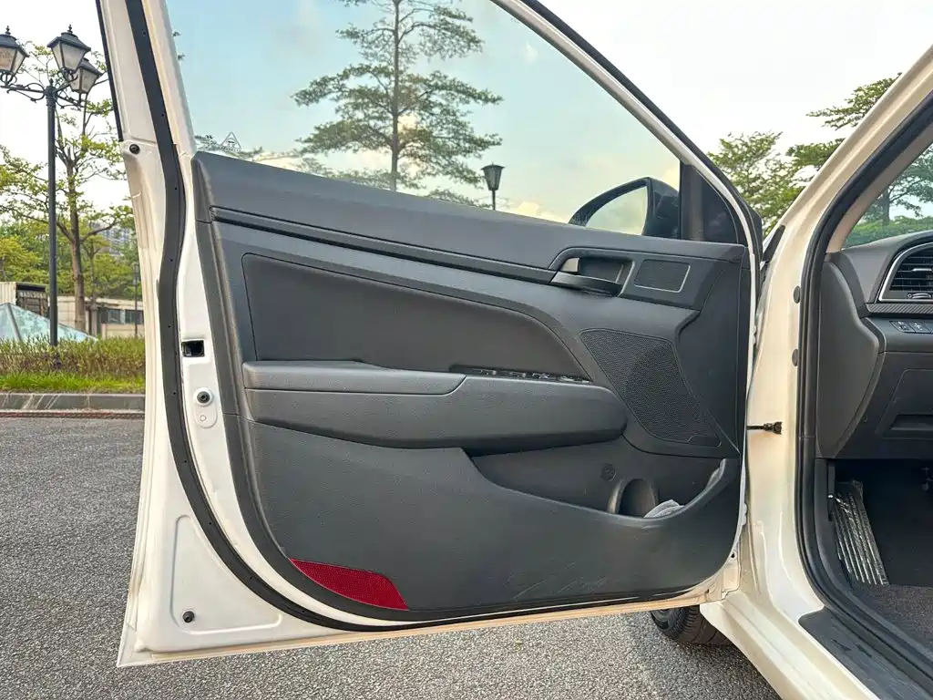 Hyundai Elantra — фото 4