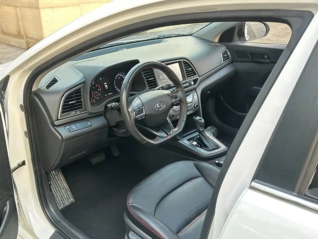 Hyundai Elantra — фото 5