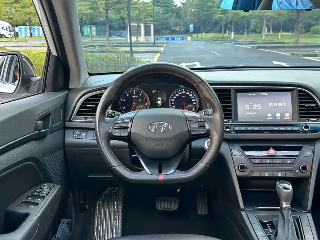 Hyundai Elantra — фото 7