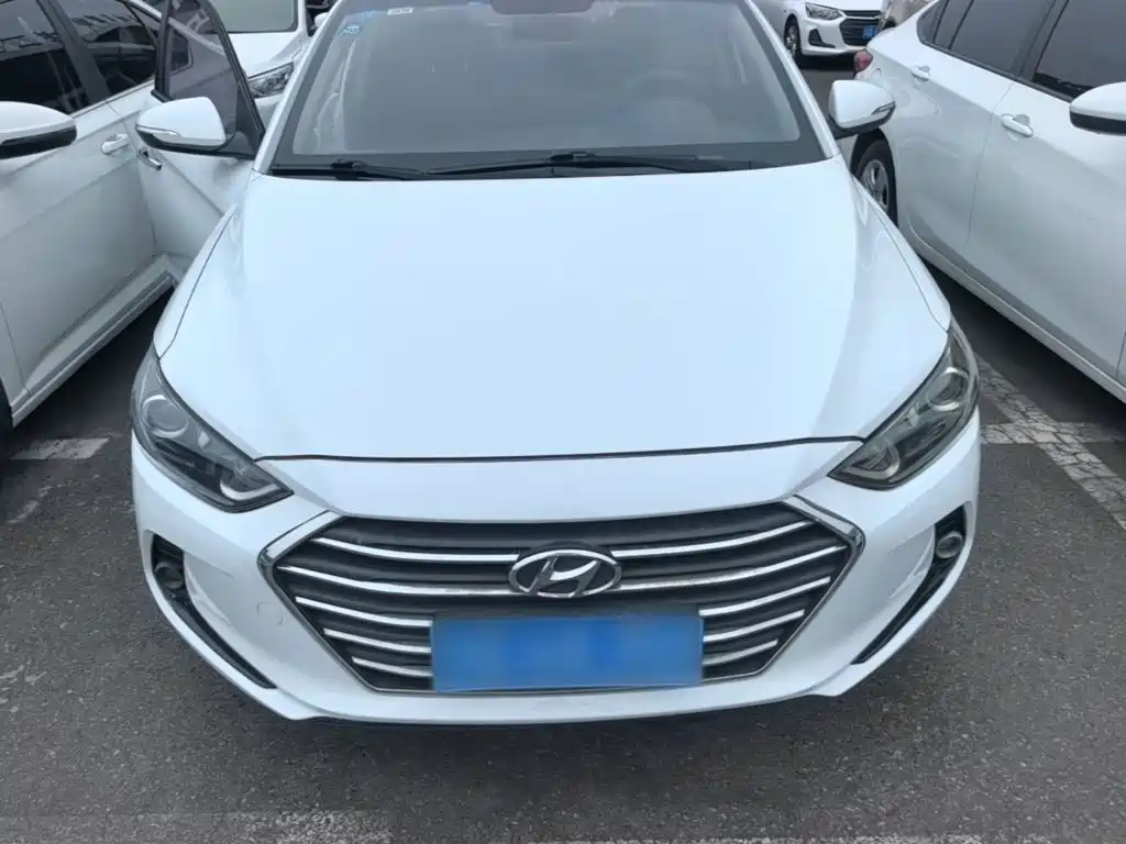 Hyundai Elantra — фото 2