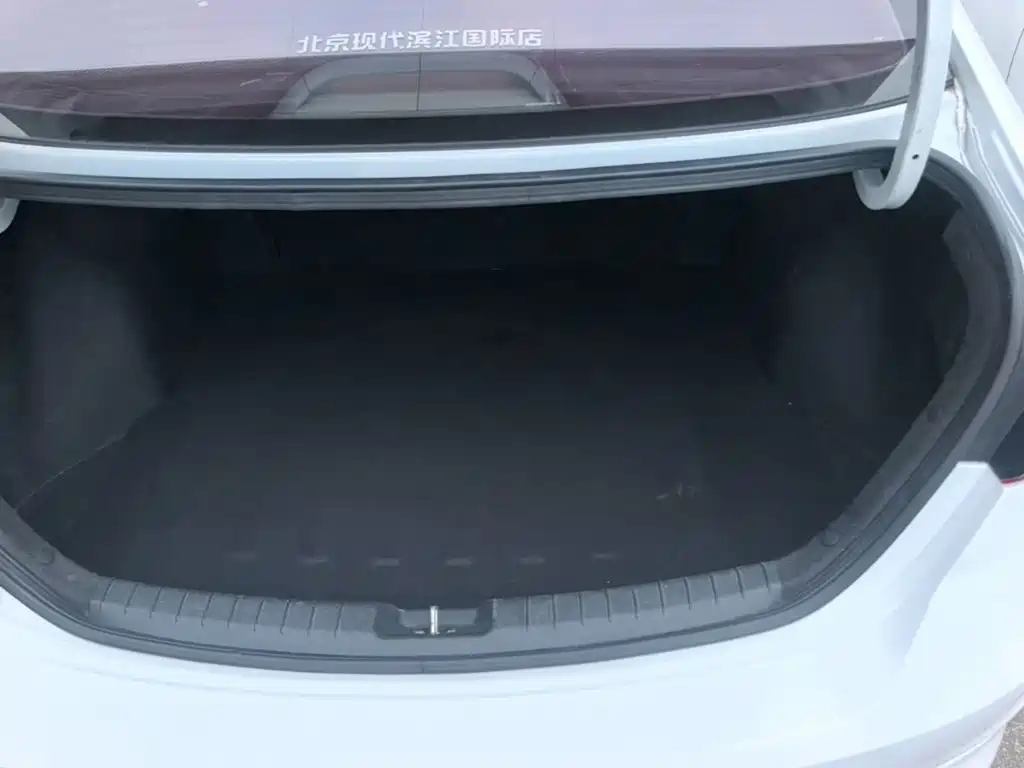 Hyundai Elantra — фото 18
