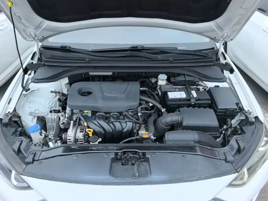 Hyundai Elantra — фото 19