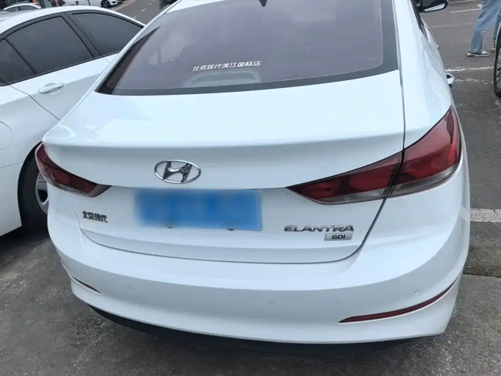 Hyundai Elantra — фото 5