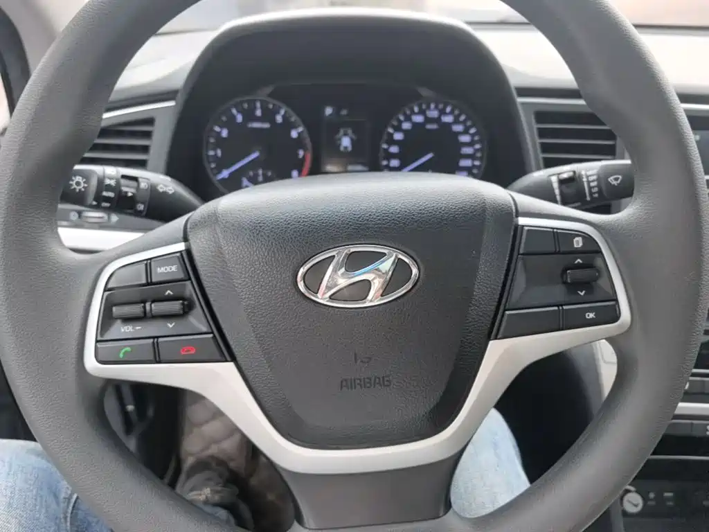 Hyundai Elantra — фото 10