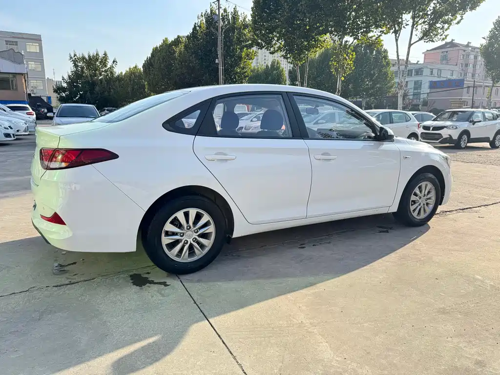 Hyundai Elantra — фото 5