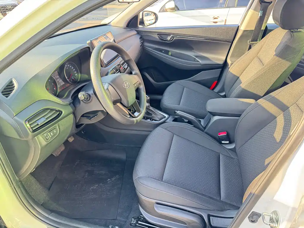 Hyundai Elantra — фото 8
