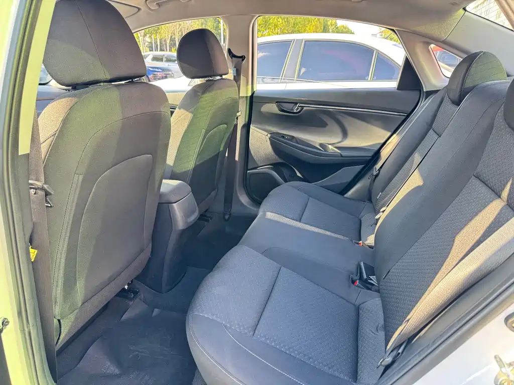 Hyundai Elantra — фото 10