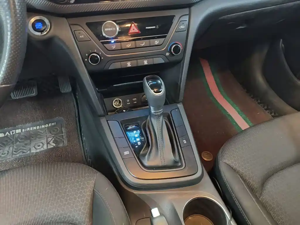 Hyundai Elantra — фото 13
