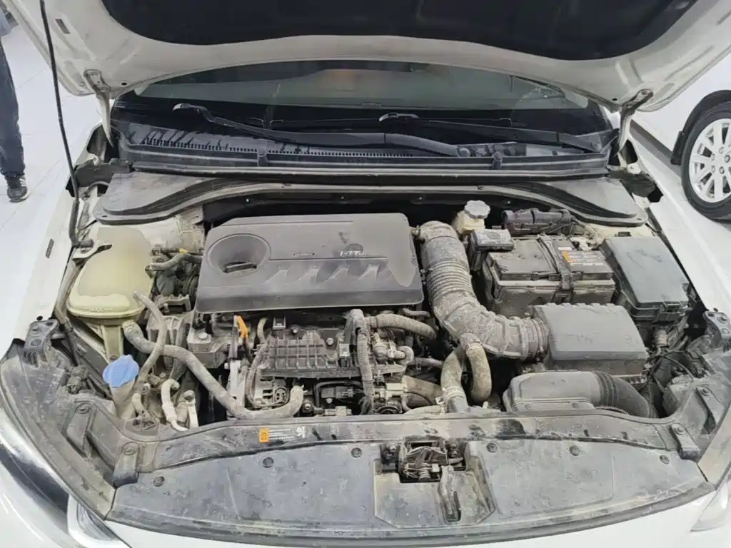 Hyundai Elantra — фото 19