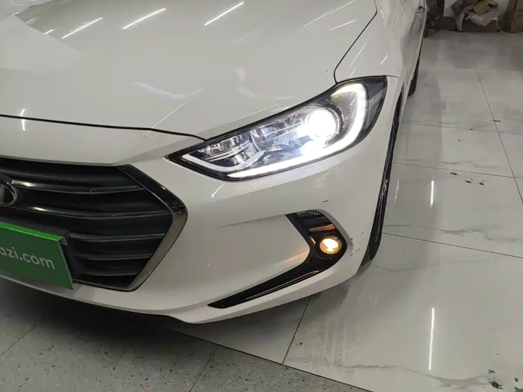 Hyundai Elantra — фото 23