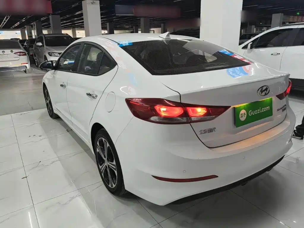 Hyundai Elantra — фото 4