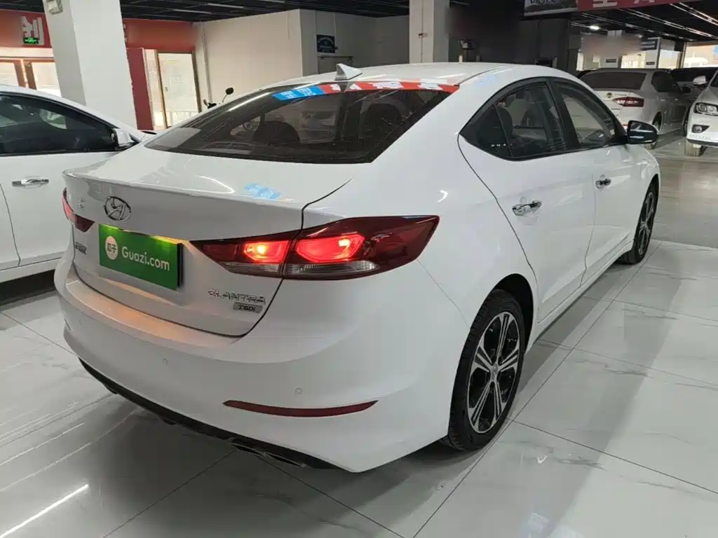 Hyundai Elantra — фото 6