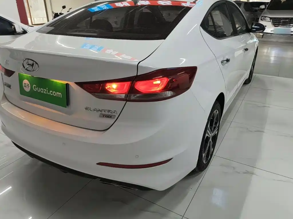 Hyundai Elantra — фото 7