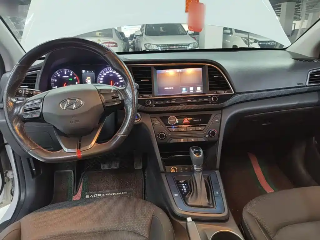 Hyundai Elantra — фото 9