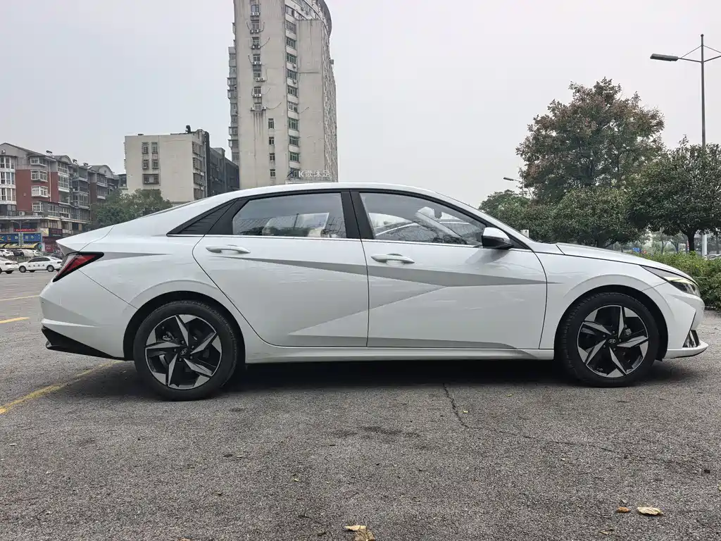 Hyundai Elantra — фото 4