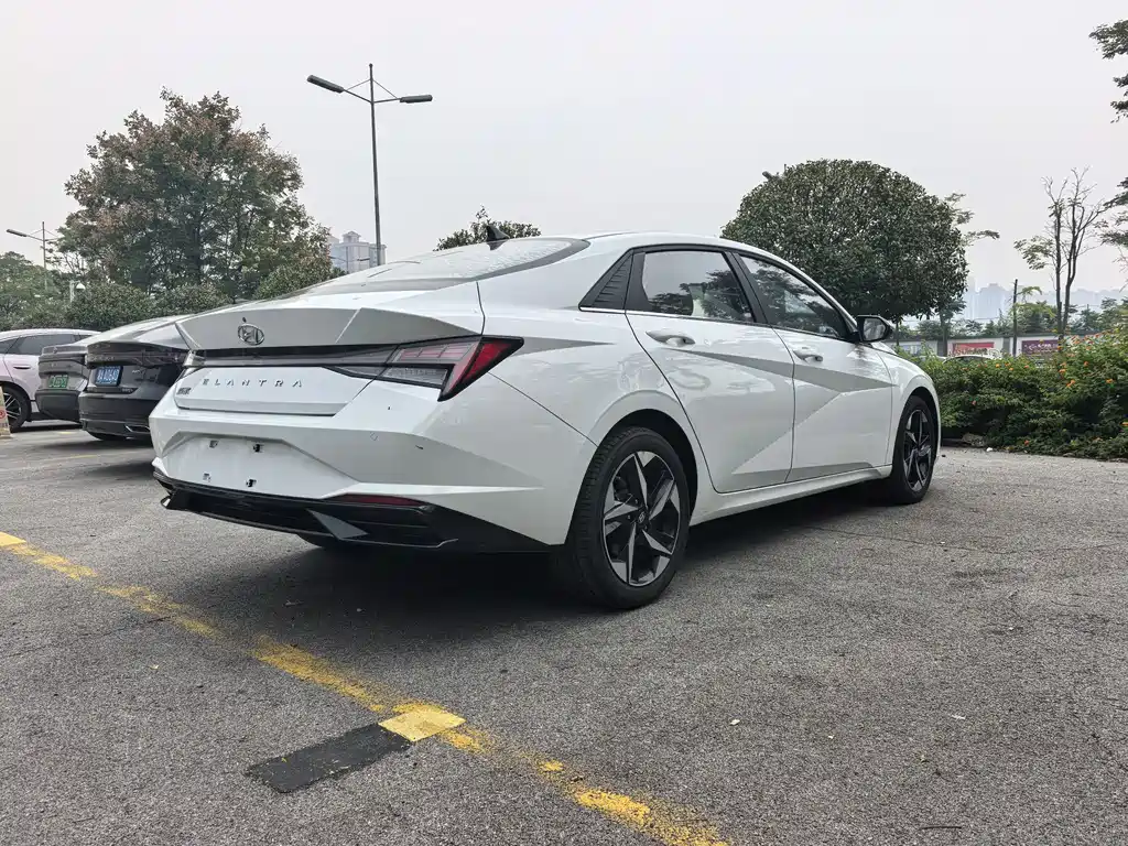 Hyundai Elantra — фото 5