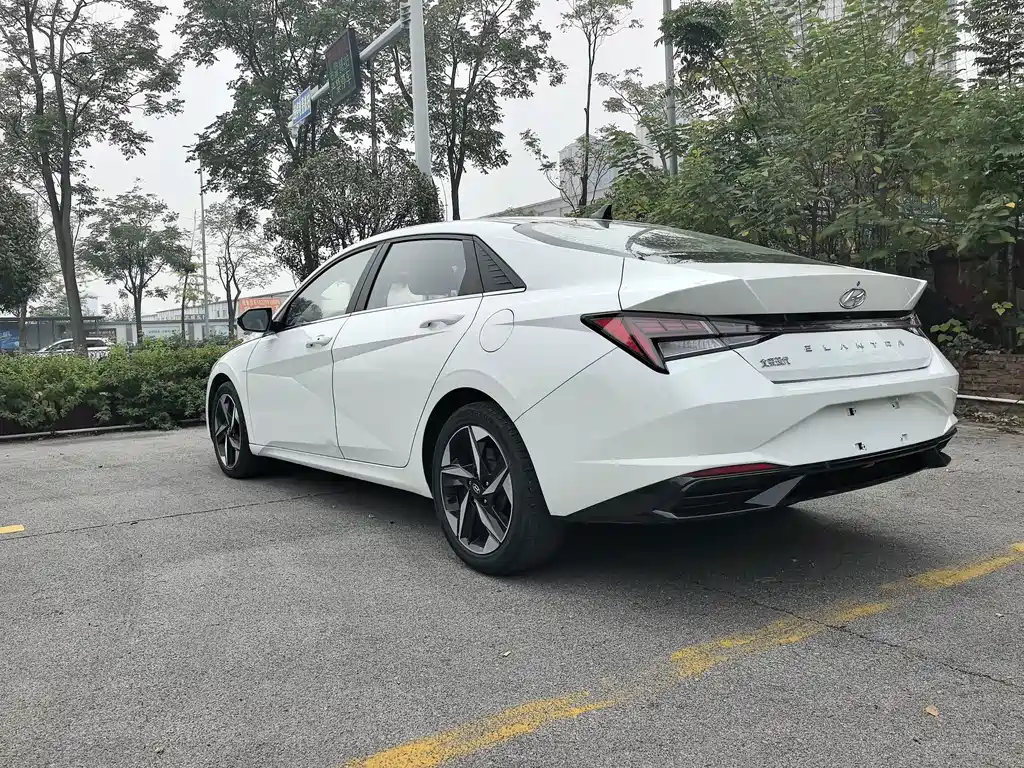 Hyundai Elantra — фото 7