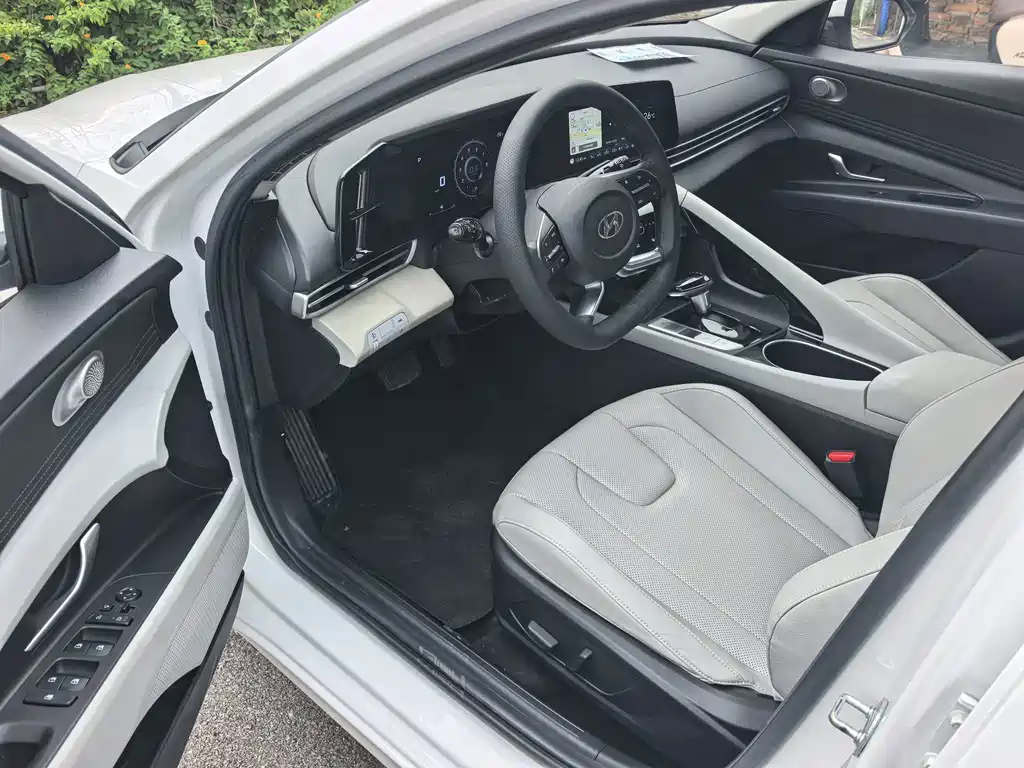 Hyundai Elantra — фото 8