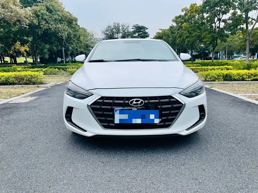 Hyundai Elantra — фото 2