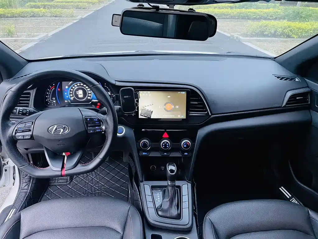 Hyundai Elantra — фото 5