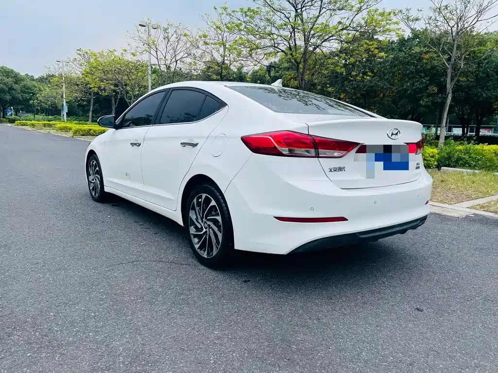 Hyundai Elantra — фото 7