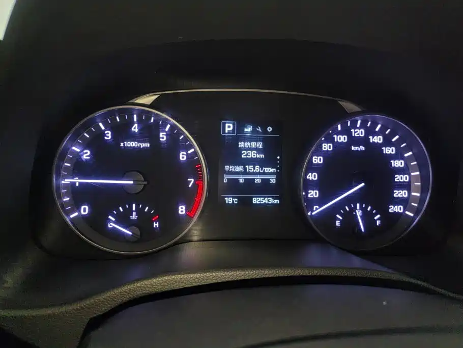 Hyundai Elantra — фото 14