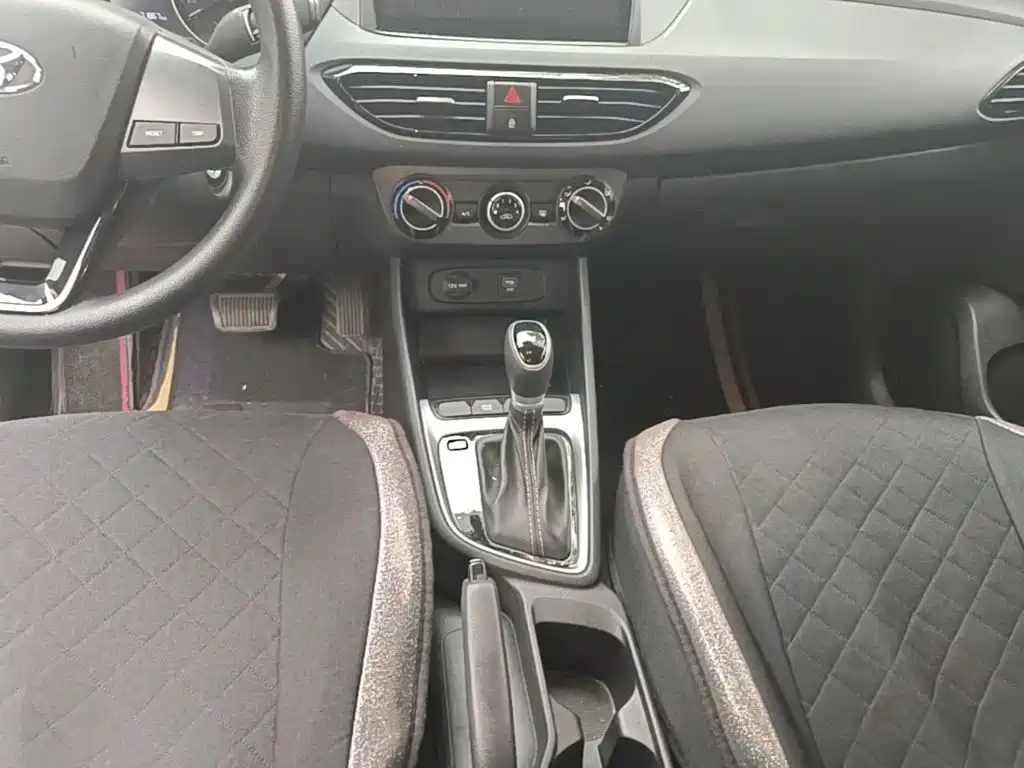 Hyundai Elantra — фото 13
