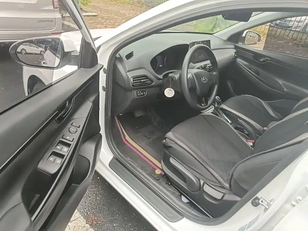 Hyundai Elantra — фото 15