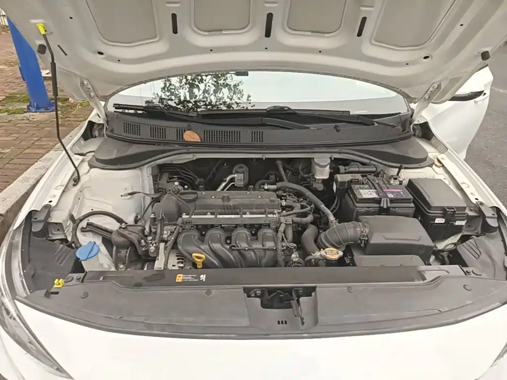 Hyundai Elantra — фото 19