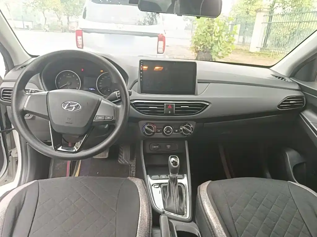 Hyundai Elantra — фото 9