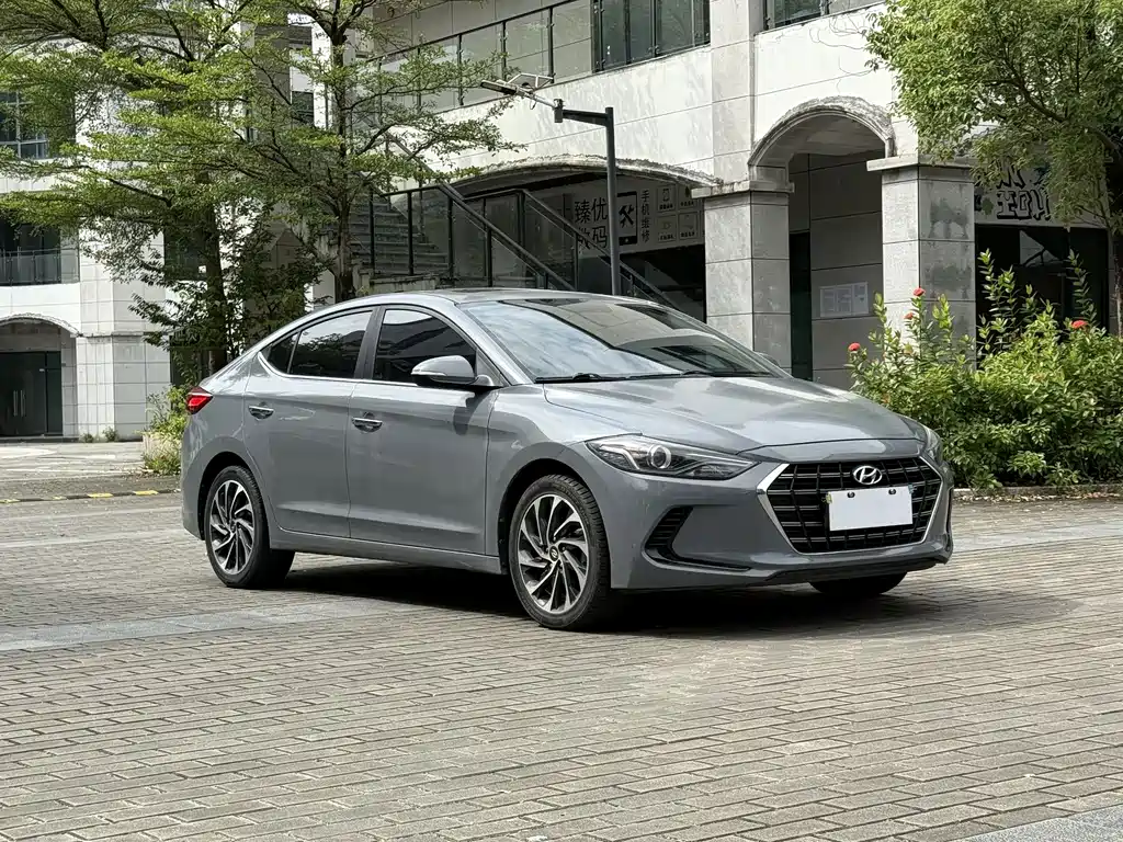 Hyundai Elantra — фото 3