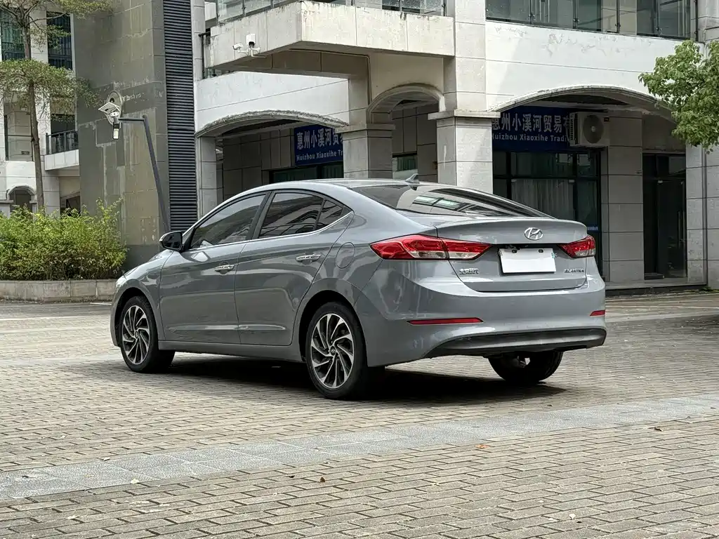 Hyundai Elantra — фото 8