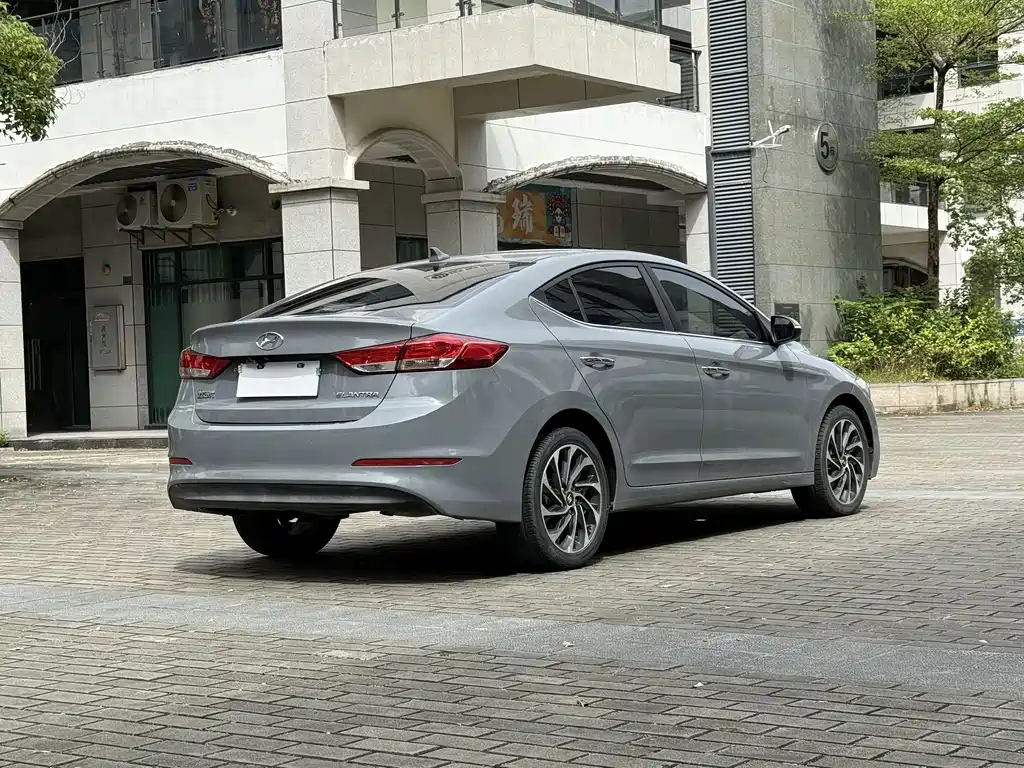 Hyundai Elantra — фото 9