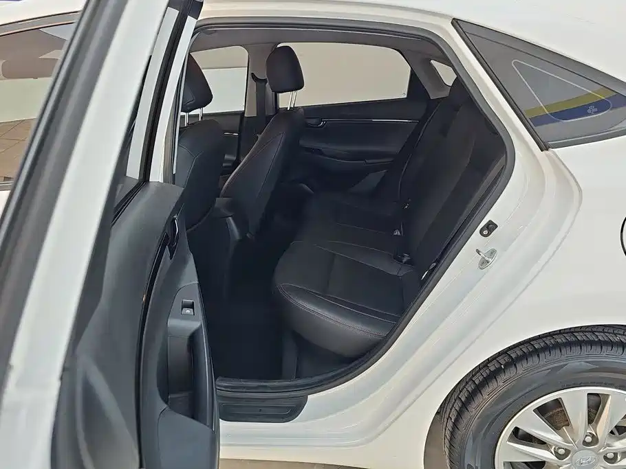 Hyundai Elantra — фото 11