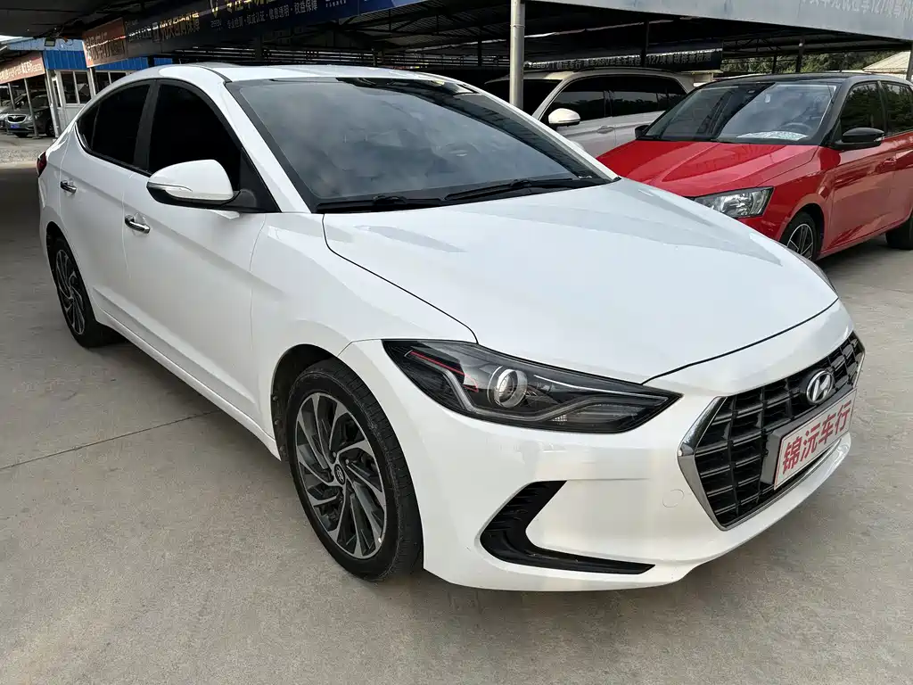 Hyundai Elantra — фото 3