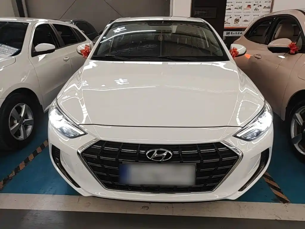 Hyundai Elantra — фото 2