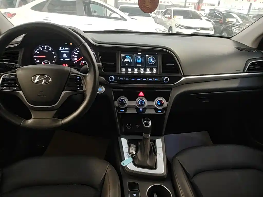 Hyundai Elantra — фото 13