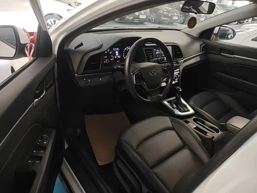 Hyundai Elantra — фото 14