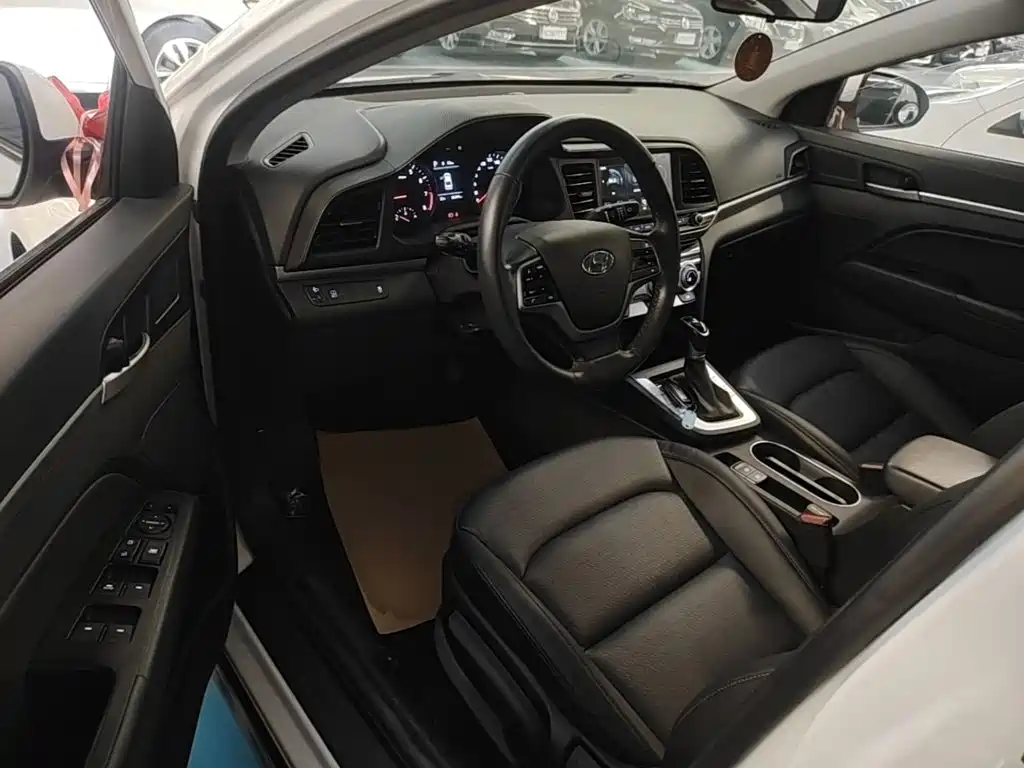 Hyundai Elantra — фото 15