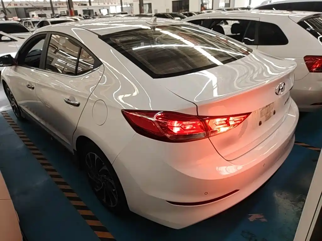 Hyundai Elantra — фото 4