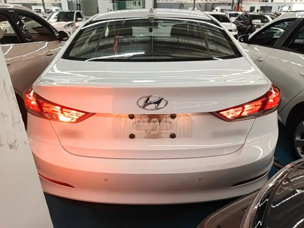 Hyundai Elantra — фото 5