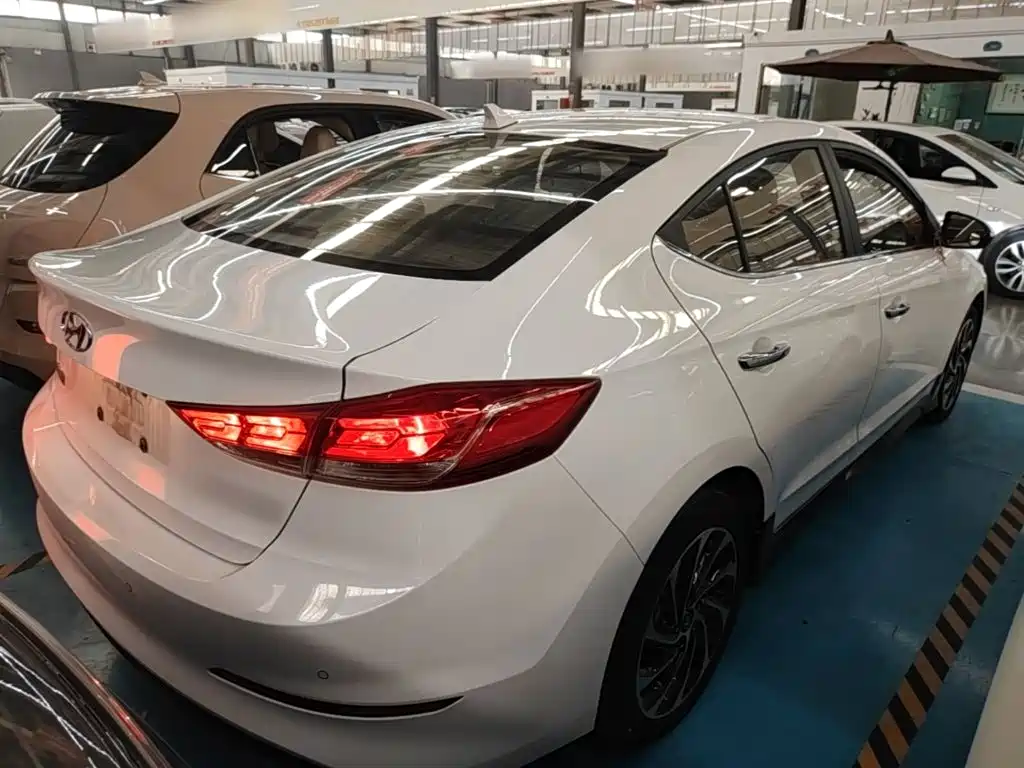 Hyundai Elantra — фото 6