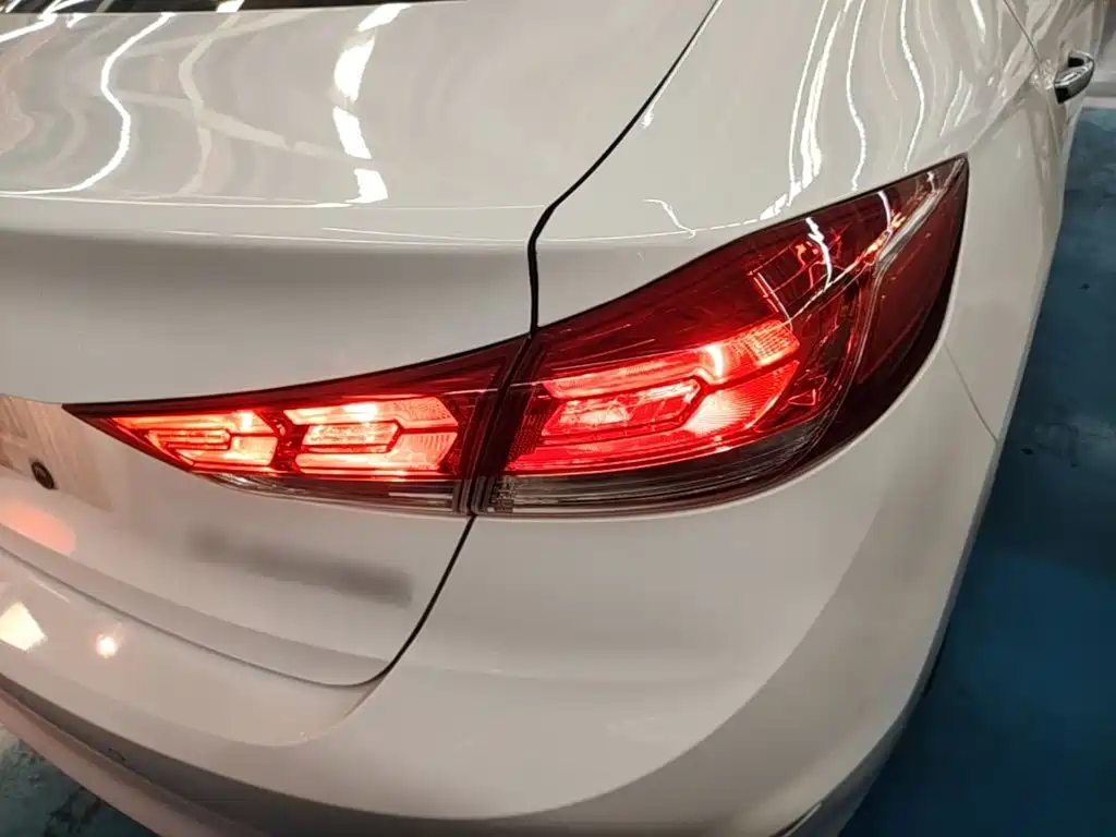 Hyundai Elantra — фото 7